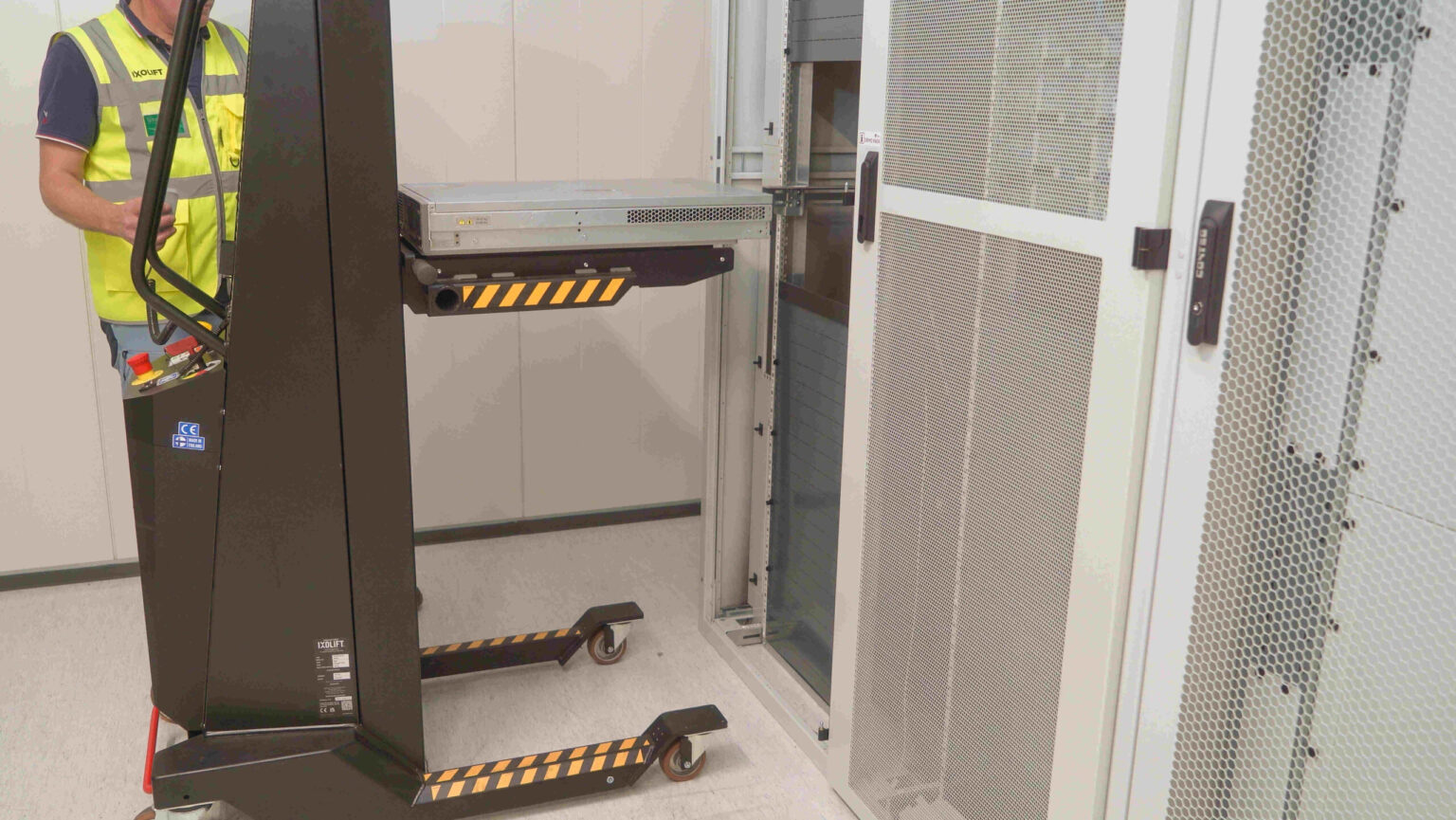 IXOLIFT DataLift F Pro placing a server into a rack