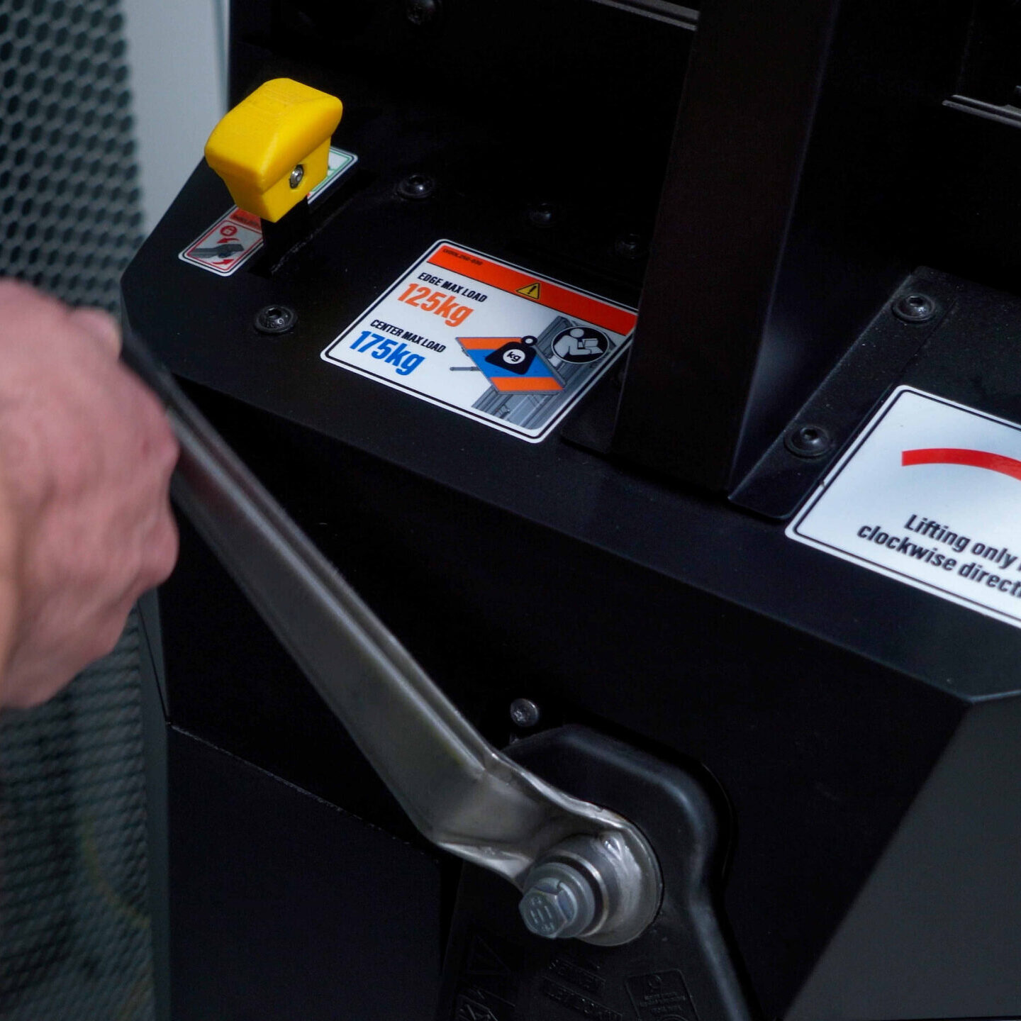 The DataLift M Pro has a manual crank and does not need to be charged to be used.