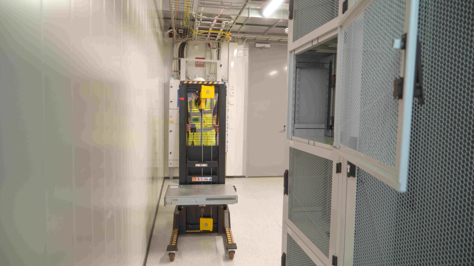 IXOLIFT DataLift in a narrow aisle between server rows