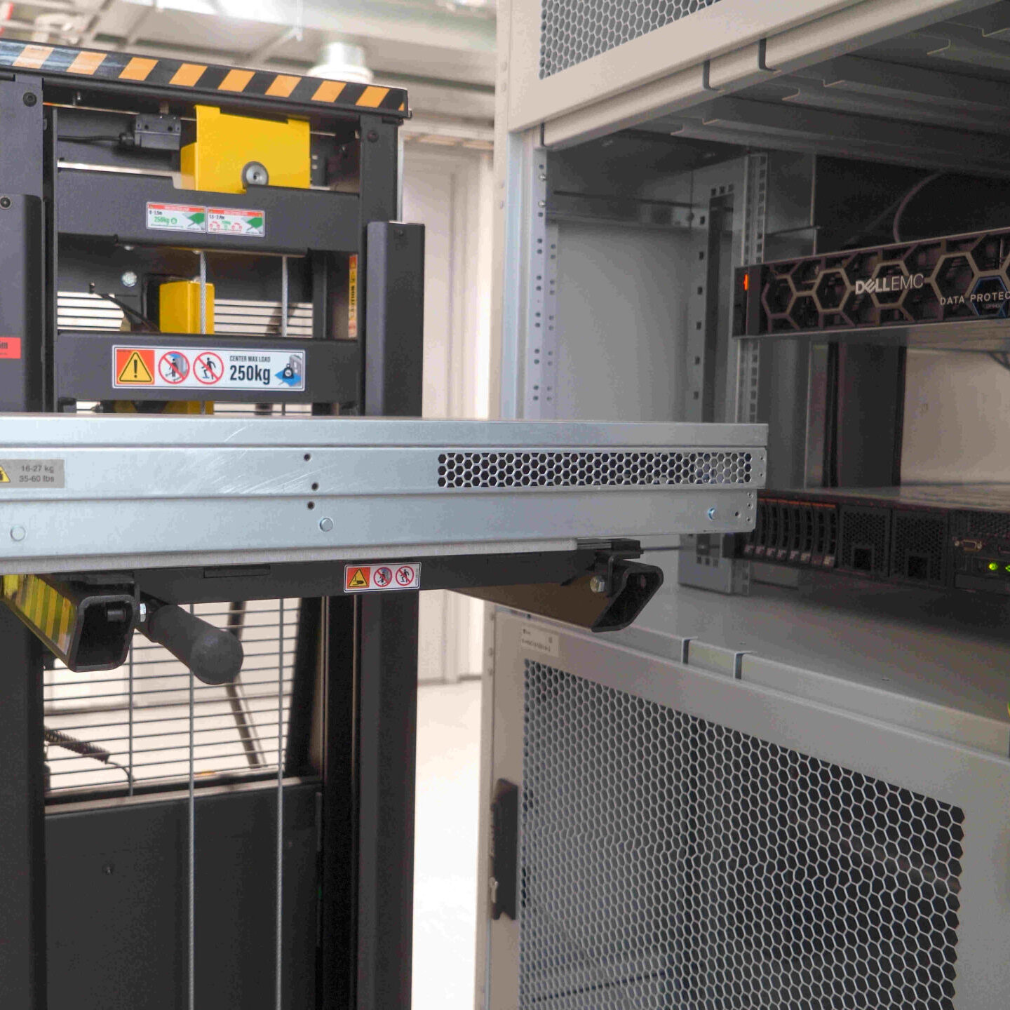 IXOLIFT DataLift in a narrow data centre aisle