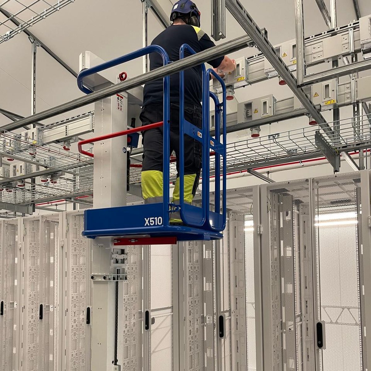 IXOLIFT platform in a data centre
